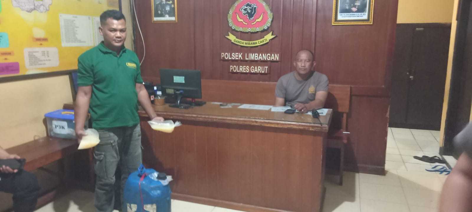 Razia Miras di Limbangan, Polisi Amankan Puluhan Liter Tuak dari Penjual